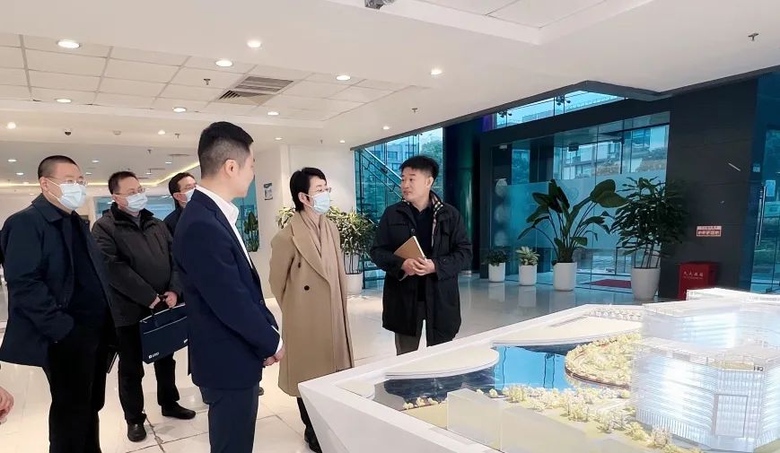 上海市地方金融監管局局長解冬一行蒞臨華勤技術調研指導